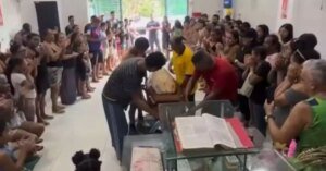 Corpo de menino encontrado em mala é velado sob aplausos e comoção no bairro da Marambaia