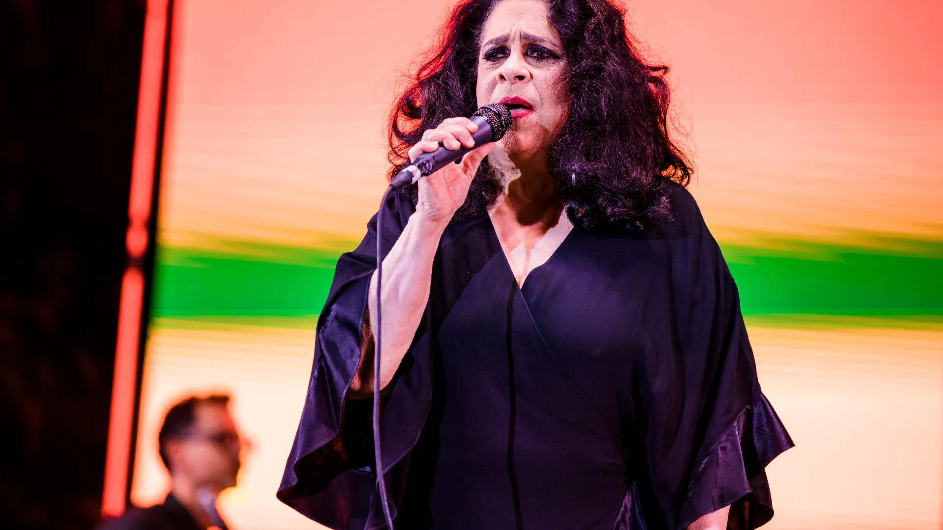 Gal Costa ressurge em disco que revisita os grandes momentos de sua carreira