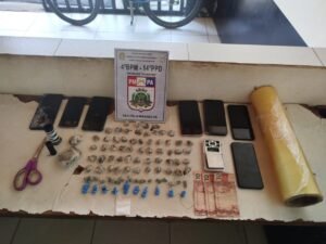 Jovem é flagrado com drogas e celular furtado no São Félix