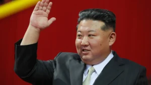 Kim Jong-un faz desfile militar na Coreia do Norte e apresenta novo míssil intercontinental