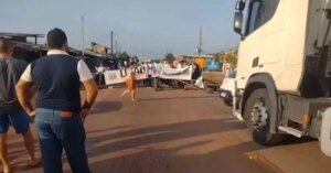 Manifestação bloqueia trecho da Alça Viária e causa congestionamento na manhã desta terça-feira (28)