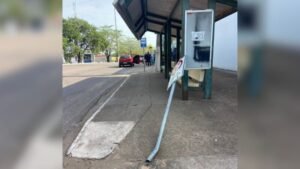 Motorista invade calçada e é preso em frente à sede da Guarda Municipal