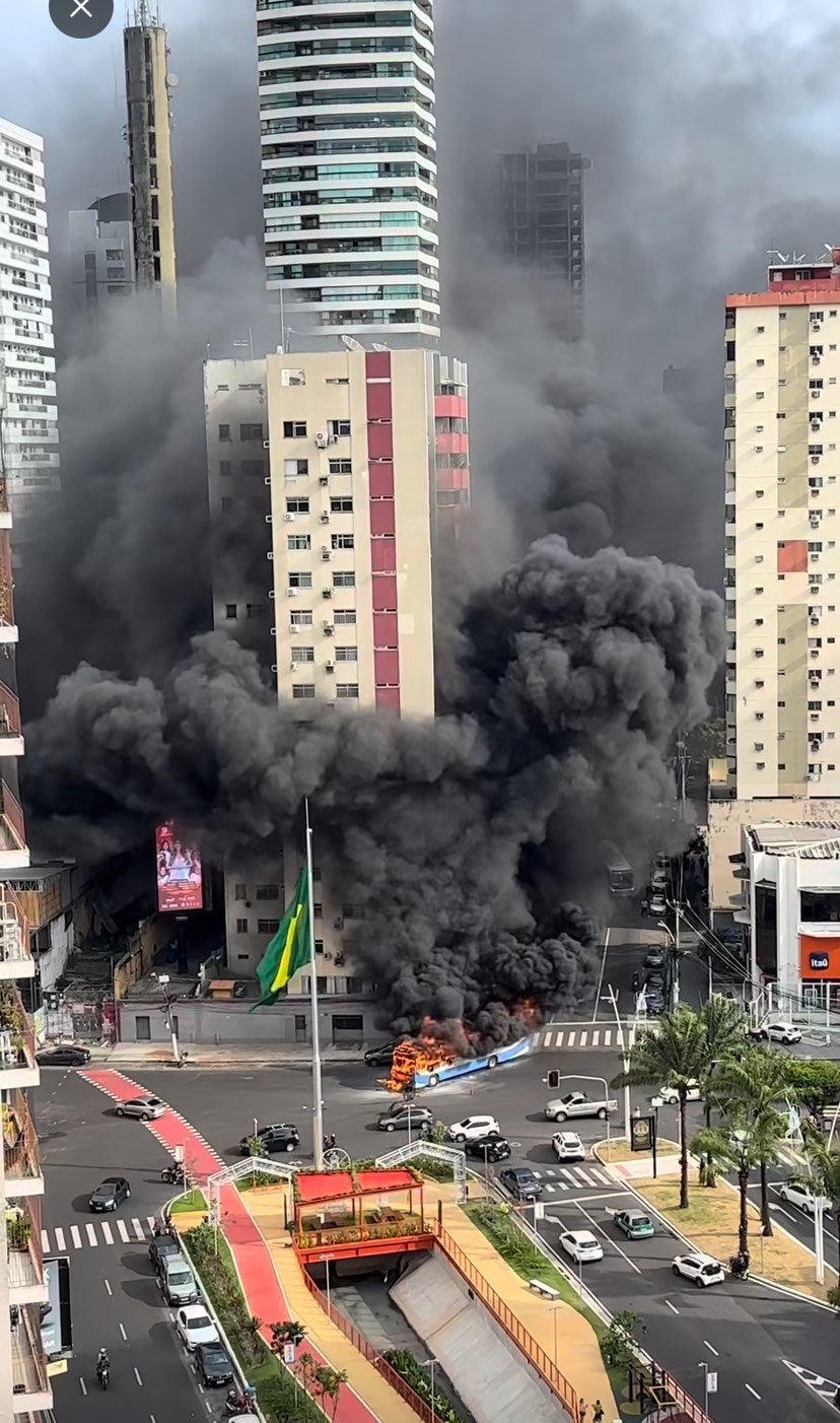 Ônibus pega fogo na Doca, em Belém