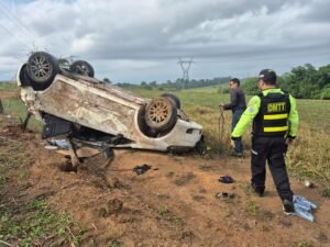 Passageiro morre em capotamento de carro e motorista é detido