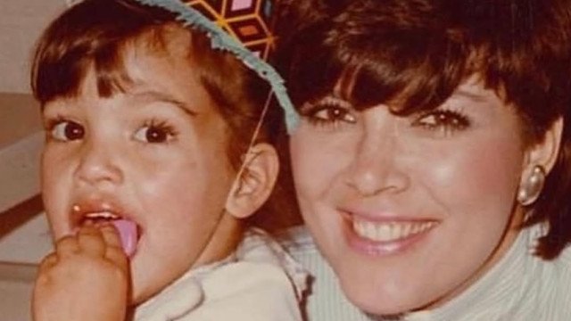 Kendall Jenner nua e em topless nas comemorações dos 30 anos