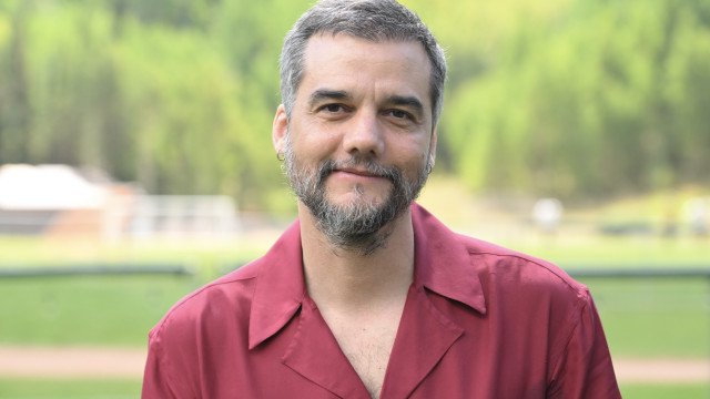 Wagner Moura dança com O Kanalha na pré-estreia de 'O Agente Secreto' em Salvador