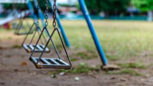 Casal é condenado por abandonar menino em fórum após desistir da adoção