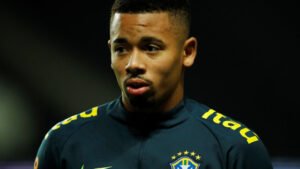Sob olhar de Gabriel Jesus, Ancelotti desenha seleção sem camisas 9