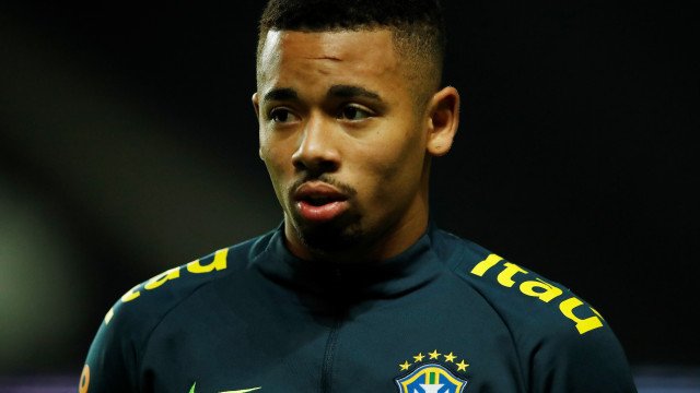 Sob olhar de Gabriel Jesus, Ancelotti desenha seleção sem camisas 9