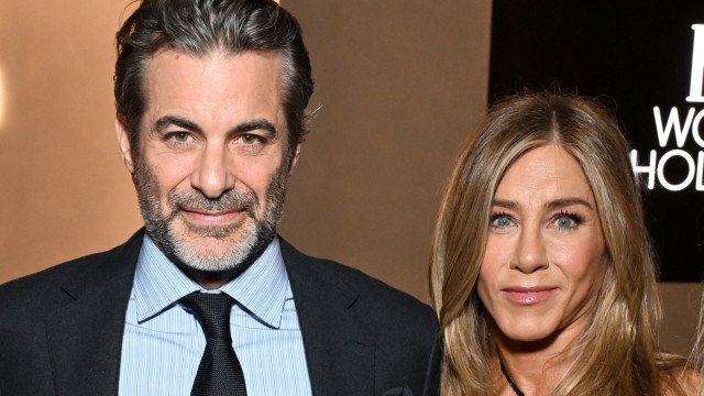 Jennifer Aniston surge em evento pela primeira vez com novo namorado