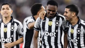 Botafogo vence lanterna Sport de virada nos acréscimos e entra no G5