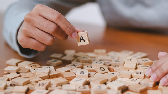 Dicionário de Cambridge elege parassocial como a palavra do ano; entenda