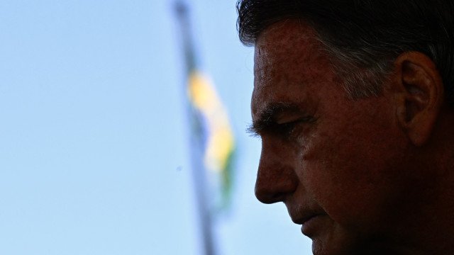 PL suspende salário de Bolsonaro após prisão
