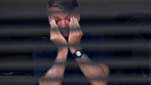 PL corta salário e atividades partidárias de Jair Bolsonaro após prisão