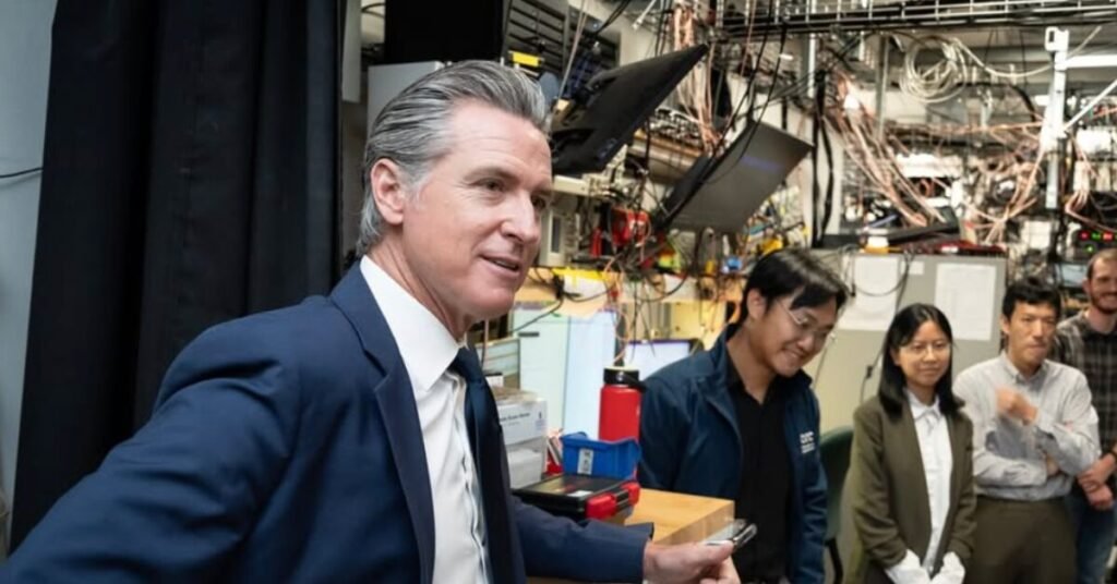 A caminho de Belém, governador da Califórnia critica tarifa de 50% dos EUA sobre produtos brasileiros e ausência do país na COP30