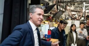 A caminho de Belém, governador da Califórnia critica tarifa de 50% dos EUA sobre produtos brasileiros e ausência do país na COP30