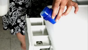 Anvisa manda recolher lotes de sabão líquido por bactéria: quais os riscos?