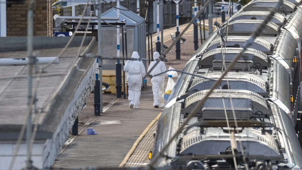 Ataque a faca em trem na Inglaterra fere 10 pessoas