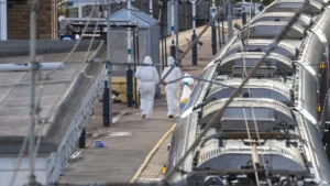 Ataque a faca em trem na Inglaterra fere 10 pessoas