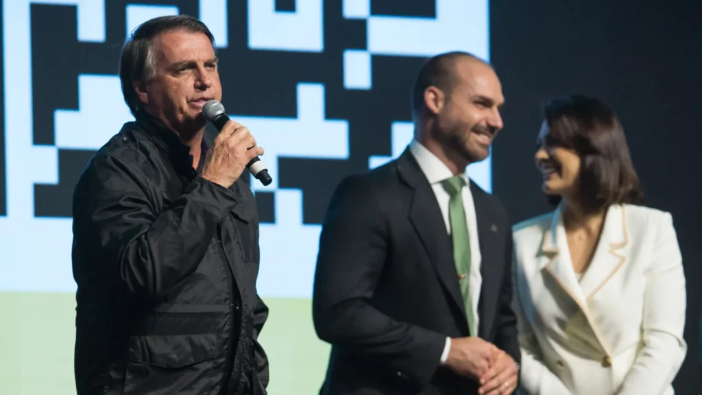 Bolsonarismo sofre 2ª tentativa de debandada, e filhos de ex-presidente reagem