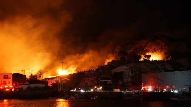 Incêndio atinge pelo menos 170 edifícios na cidade de Oita no Japão