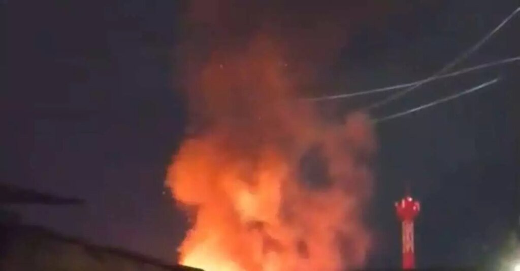 Imóvel pega fogo no Guamá; Bombeiros atuam no combate às chamas