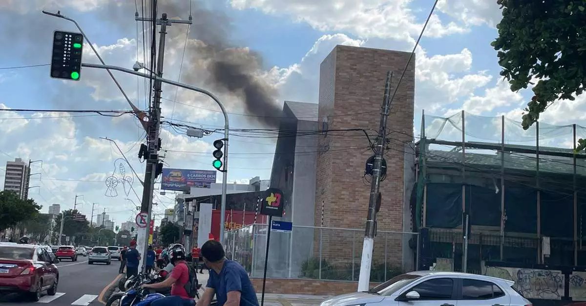 Incêndio atinge igreja no bairro do Marco, em Belém