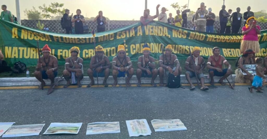 Indígenas Munduruku bloqueiam entrada na Blue Zone e cobram reunião com Lula em Belém