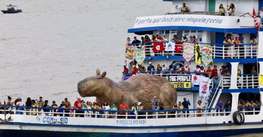 Infláveis gigantes chamam atenção durante Barqueata da Cúpula dos Povos