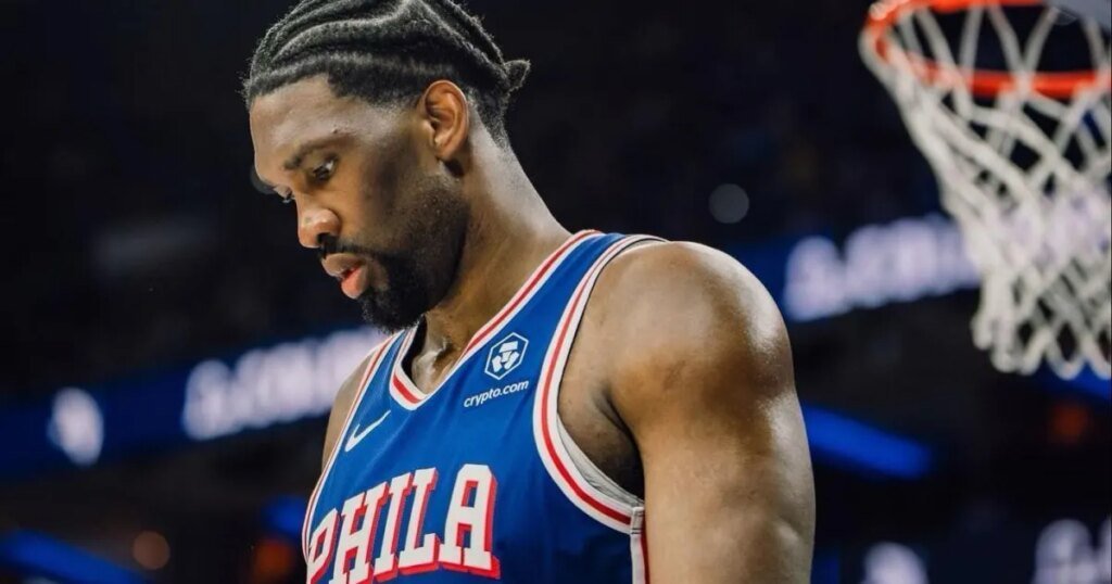 Joel Embiid desfalca 76ers contra Celtics por dores no joelho