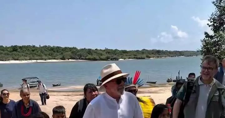 Lula: 'prometo que vocês vão ter energia aqui na comunidade indígena Capixauã'