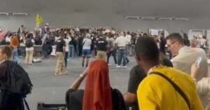 Manifestantes tentam ultrapassar área restrita da COP30 em Belém