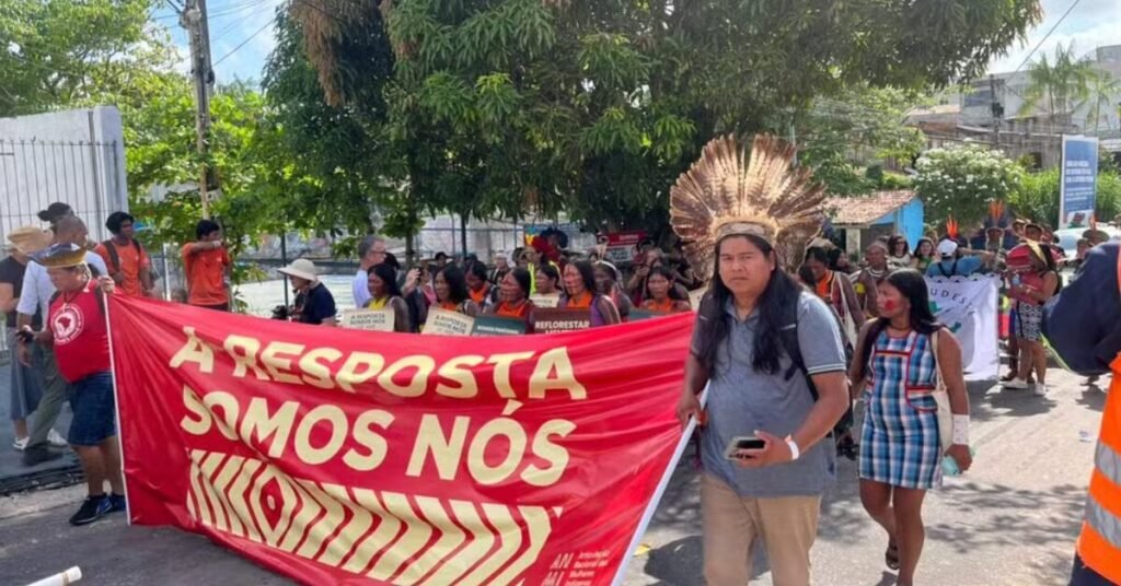 Marcha Global Indígena pelo Clima reúne povos originários e ativistas durante a COP30 em Belém