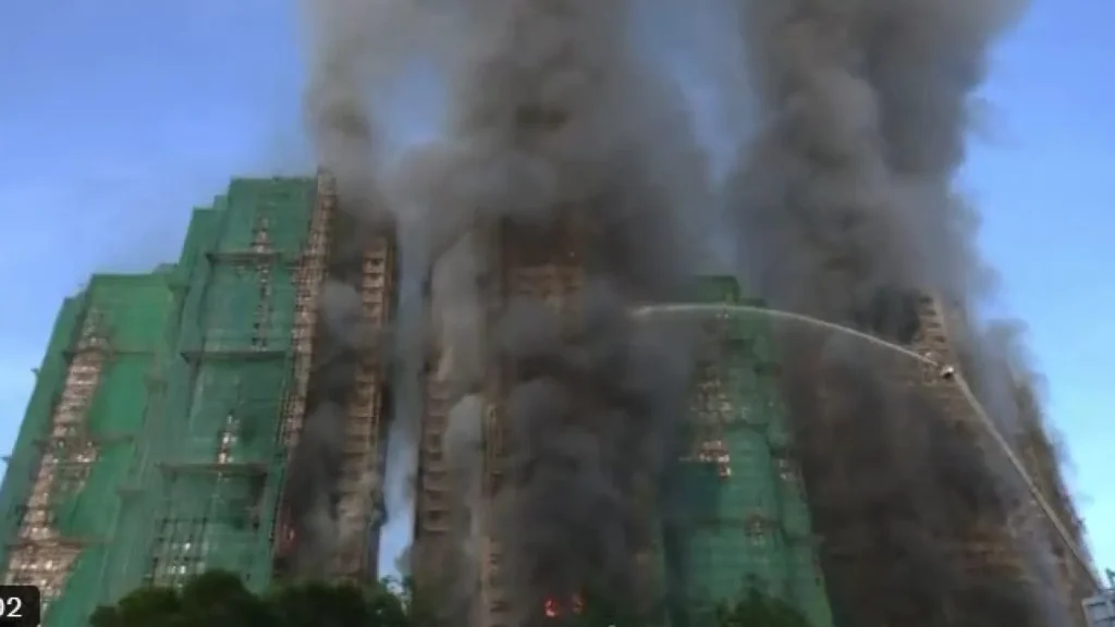 Mortes em Hong Kong vão a 83 após incêndio; bombeiros não sabem paradeiro de 50 pessoas