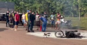 Motociclista morre e moto pega fogo após colisão com caminhão em Alenquer