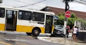 Ônibus e veículo oficial do Governo Federal sofrem acidente na avenida Almirante Barroso
