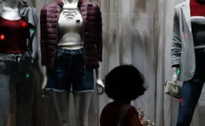 Vendas no varejo do Brasil caem 0,3% em setembro, diz IBGE