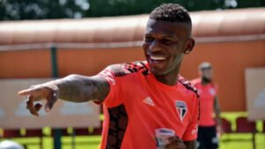 Athletico faz sondagem por Arboleda, zagueiro do São Paulo