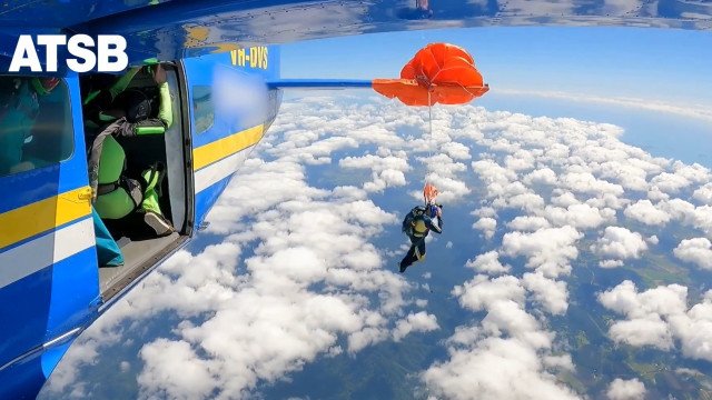 Vídeo mostra momento em que paraquedista fica preso na asa de avião