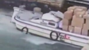 Mulher rouba barco em Veneza e acaba batendo em ponte histórica