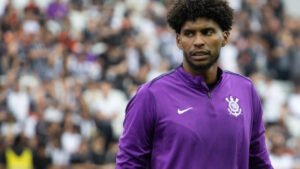 Fé e feeling deixam Hugo Souza mais perto da idolatria no Corinthians