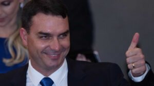 Flávio explica por que foi o escolhido de Bolsonaro no lugar de Michelle