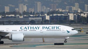 Jovem de 20 anos é detido após tentar abrir porta de avião durante voo