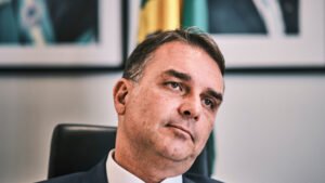 Flávio Bolsonaro diz que pesquisas mostram rápido crescimento e que candidatura é irreversível