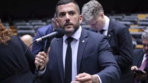 Quem é Carlos Jordy, alvo de operação da PF por suspeita de desvios na cota parlamentar