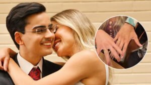 Dudu Camargo dá aliança de namoro a Saory Cardoso ao vivo