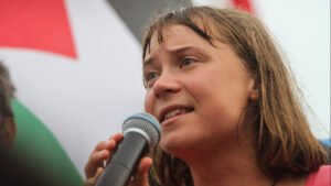 Greta Thunberg é presa no Reino Unido durante protesto pró-Palestina