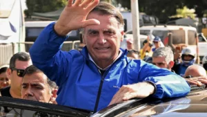 Bolsonaro passa por cirurgia de hérnia; Michelle diz que procedimento acabou e que ele passa bem