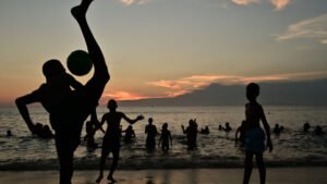 Calor lota praias do Rio desde a madrugada, e prefeitura faz apelo por limpeza