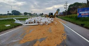 Acidente com carreta é registrado na manhã desta quarta-feira (24/12) na BR-316, em Castanhal